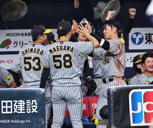 オリックス対阪神　4回表阪神1死二、三塁、リクエストでもセーフとなった原口（右）はナインとハイタッチする（撮影・上田博志）