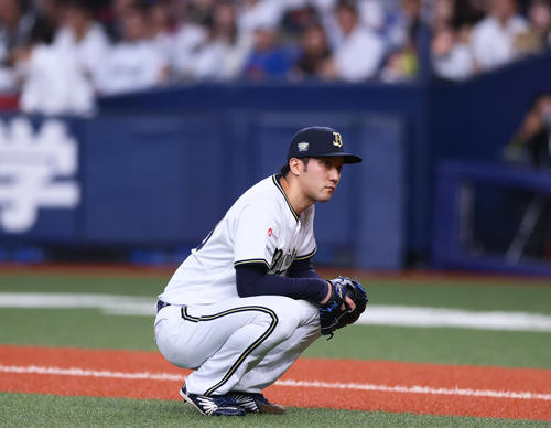 オリックス対阪神　4回表阪神1死二、三塁、梅野の遊野選で三走原口が生還したプレーに対しリクエストし座って結果を待つ田嶋（撮影・上山淳一）