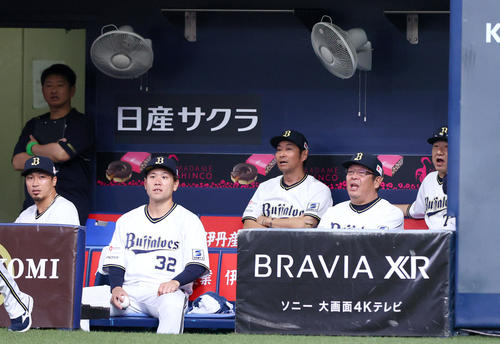 オリックス対阪神　4回表阪神1死二、三塁、梅野の遊野選で三走原口が生還したプレーに対しリクエストしたが失敗に終わるオリックス中嶋監督（右）（撮影・上山淳一）