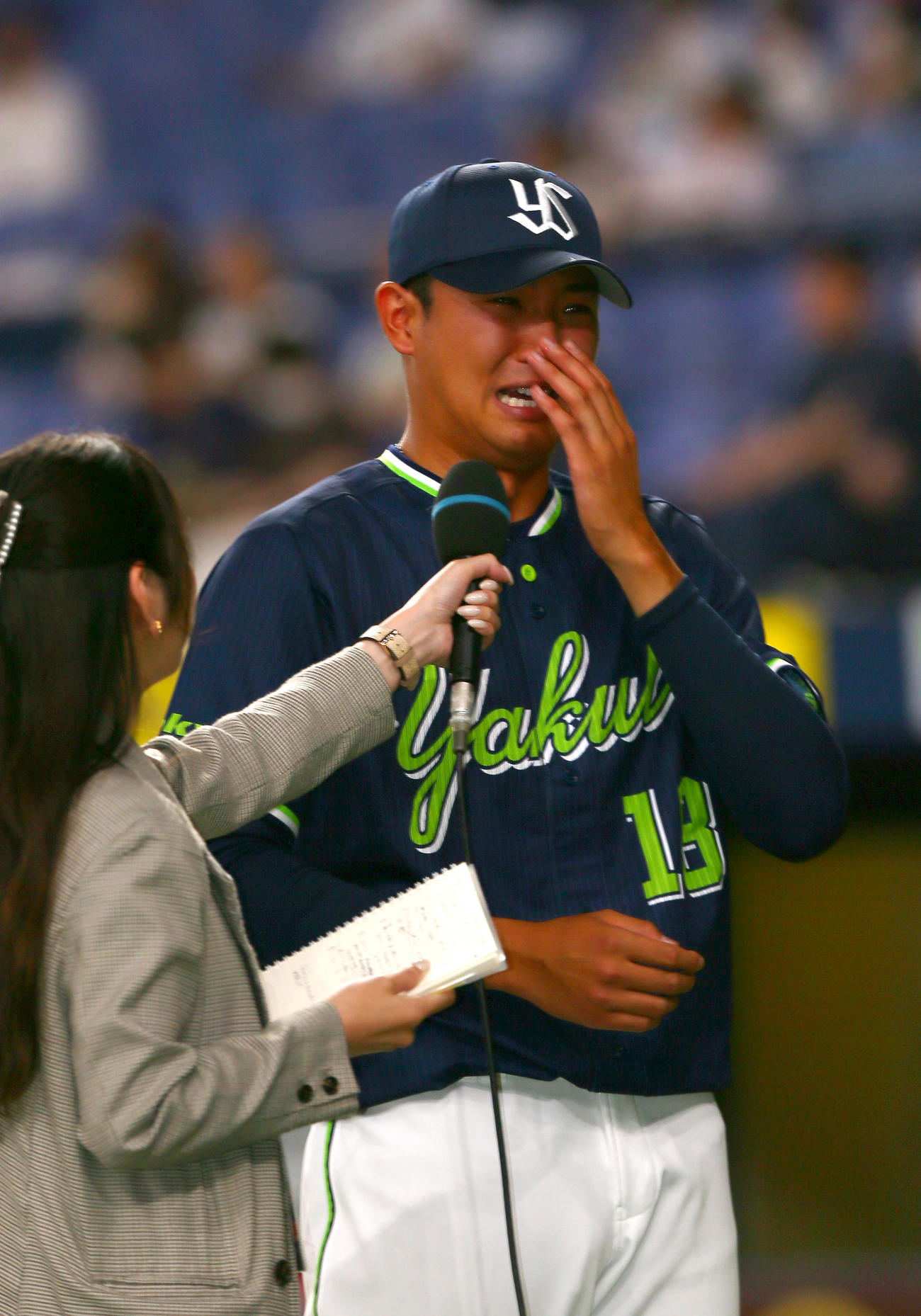 オリックス対ヤクルト　ヤクルト奥川はオリックスから勝利を挙げヒーローインタビューで感極まり涙する（撮影・上山淳一）