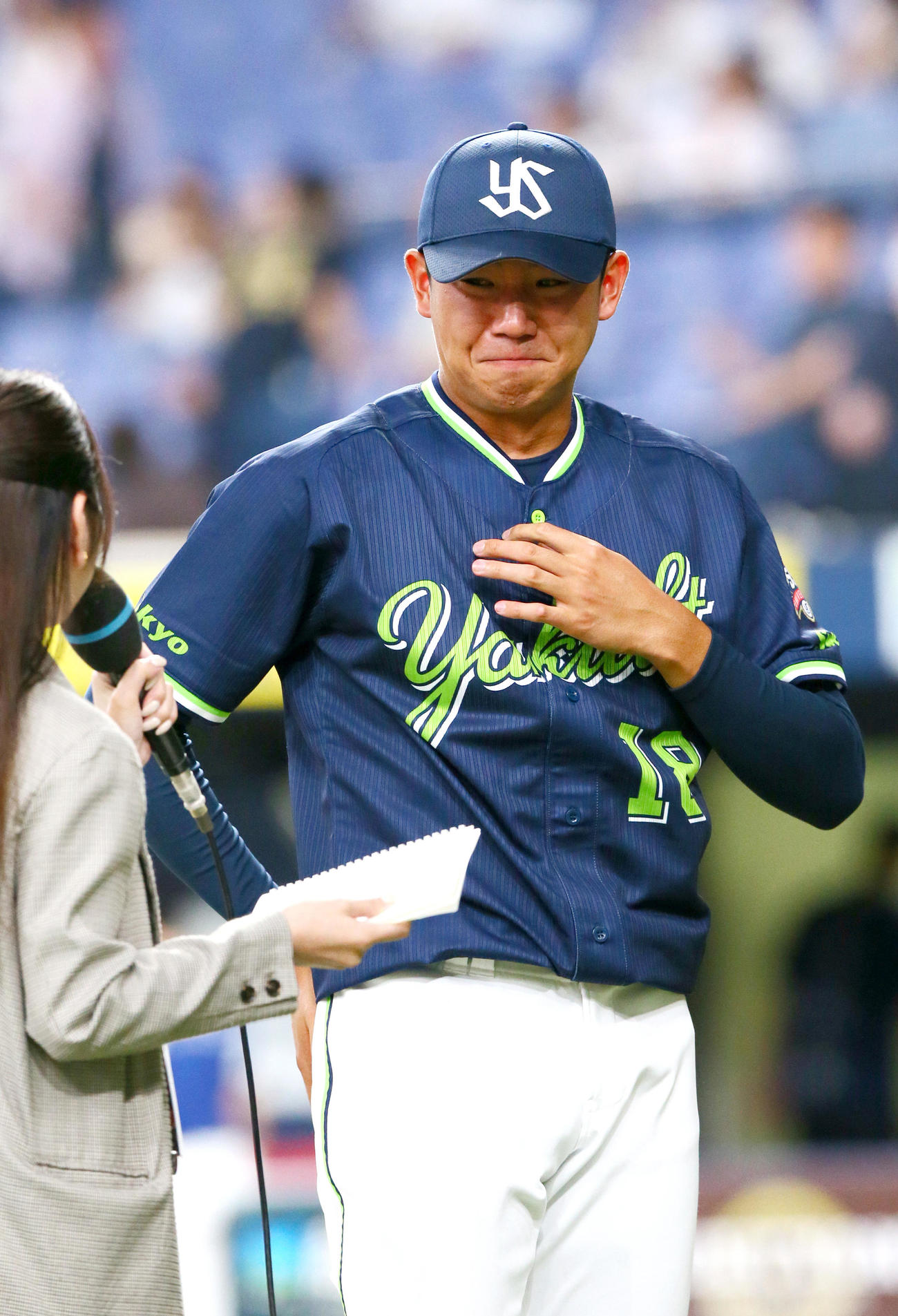 オリックス対ヤクルト　ヤクルト奥川はオリックスから勝利を挙げヒーローインタビューで感極まり涙する（撮影・上山淳一）