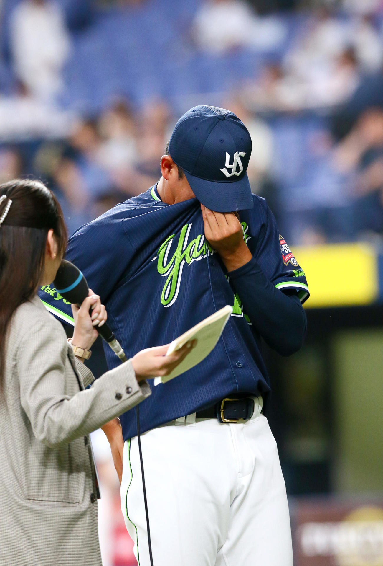 オリックス対ヤクルト　ヤクルト奥川はオリックスから勝利を挙げヒーローインタビューで感極まり涙する（撮影・上山淳一）