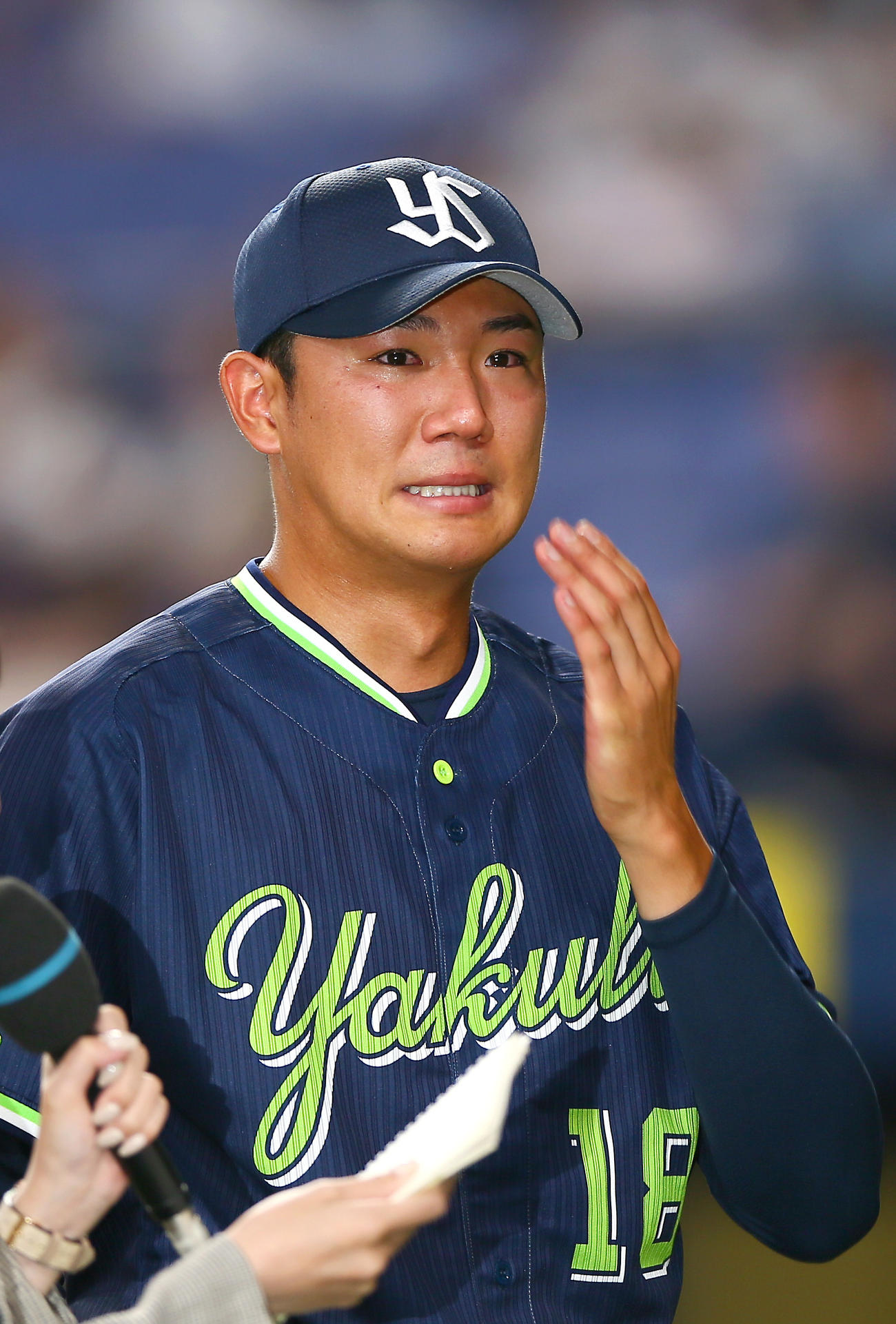 オリックス対ヤクルト　ヤクルト奥川はオリックス勝利を挙げヒーローインタビューで涙する（撮影・上山淳一）