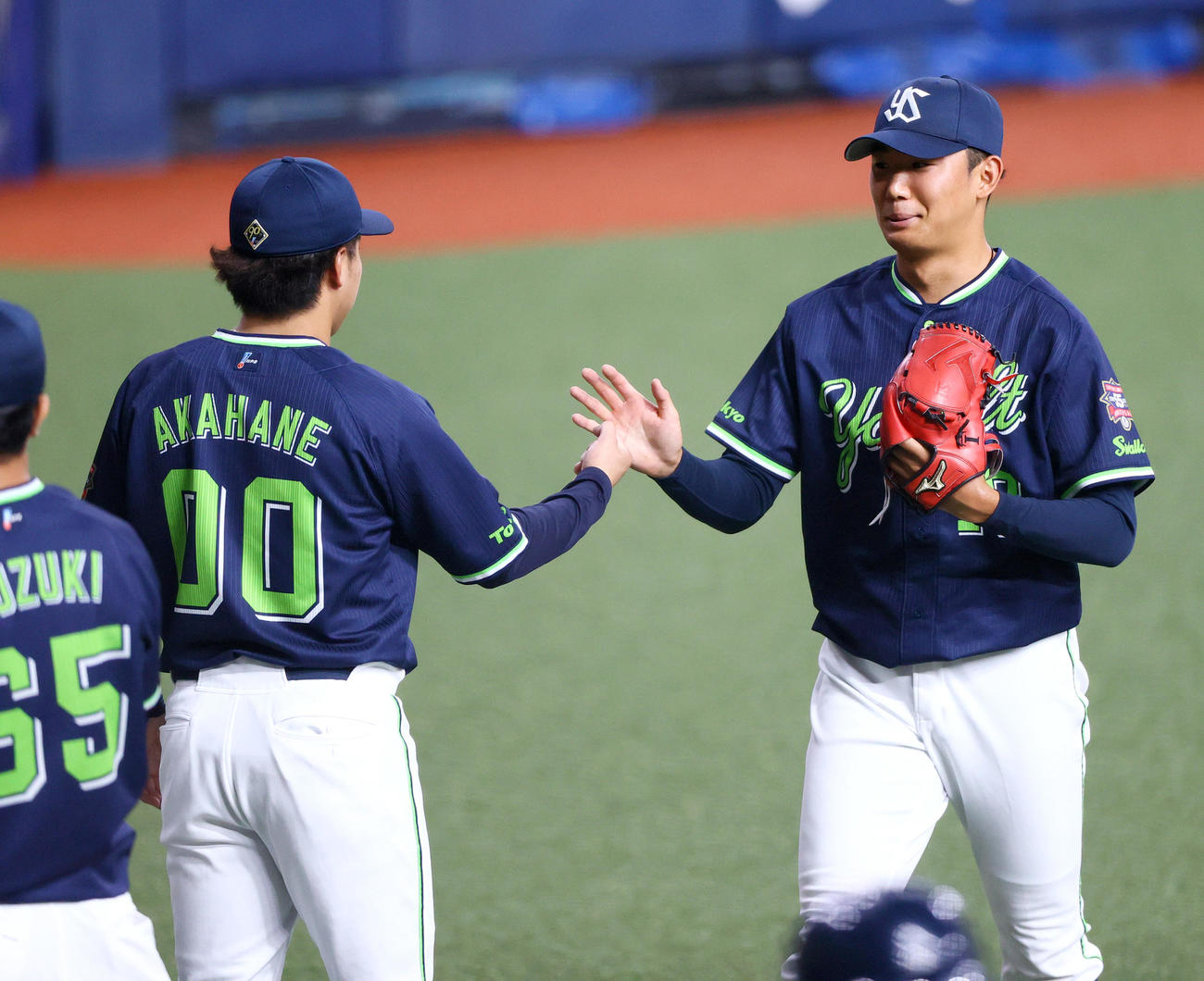 オリックス対ヤクルト　ヤクルト先発の奥川は初回を無失点に終えベンチ前で仲間から出迎えを受ける（撮影・上山淳一）