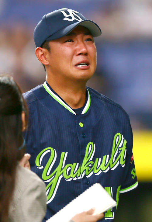 オリックス対ヤクルト　ヤクルト奥川はオリックスから勝利を挙げヒーローインタビューで感極まり涙する（撮影・上山淳一）