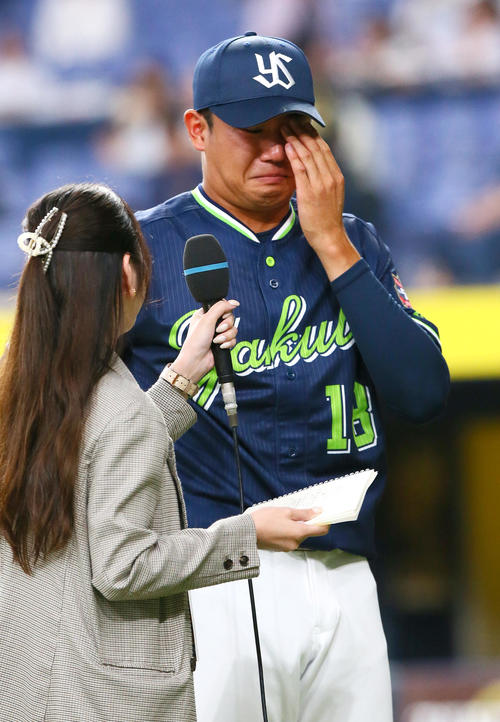 オリックス対ヤクルト　ヤクルト奥川は3年ぶりの勝利を挙げ、ヒーローインタビューを受けて涙する（撮影・上山淳一）