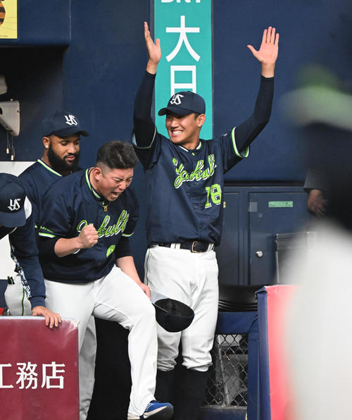 オリックス対ヤクルト　9回裏オリックス2死、西川が遊ゴロに倒れ試合終了、バンザイする奥川（右）（撮影・和賀正仁）