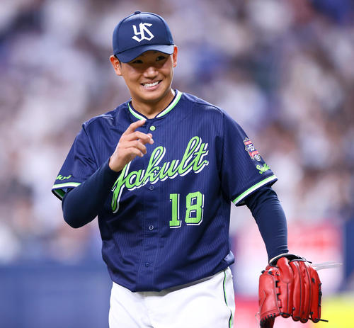 オリックス対ヤクルト　3回裏オリックス2死一、二塁、奥川は紅林を右飛に仕留め笑顔を見せる（撮影・上山淳一）