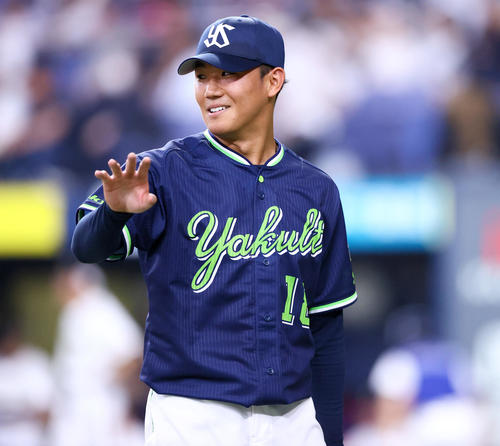 オリックス対ヤクルト　2回裏オリックス2死一、二塁、奥川は若月を三振にとり笑顔でベンチへ引き揚げる（撮影・上山淳一）