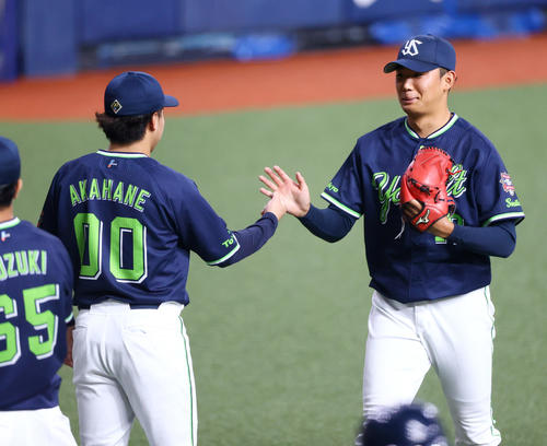 オリックス対ヤクルト　ヤクルト先発の奥川は初回を無失点に終えベンチ前で仲間から出迎えを受ける（撮影・上山淳一）