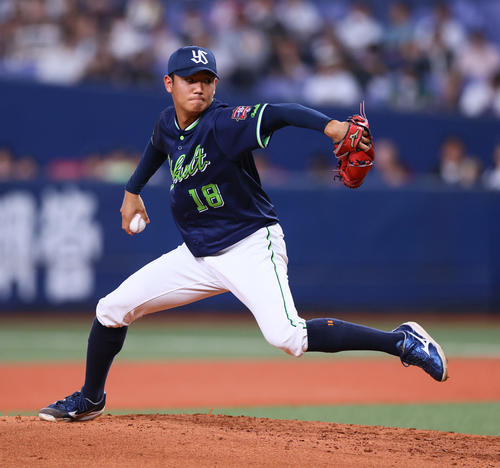 オリックス対ヤクルト　力投するヤクルト先発の奥川（撮影・上山淳一）