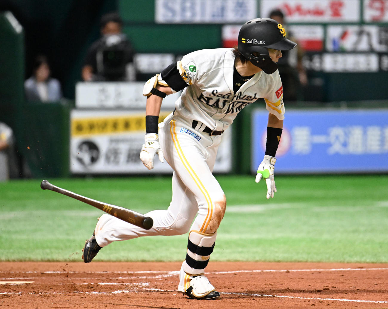 ソフトバンク対阪神　3回裏ソフトバンク無死一塁、周東はピッチャーゴロで出塁（撮影・林敢治）
