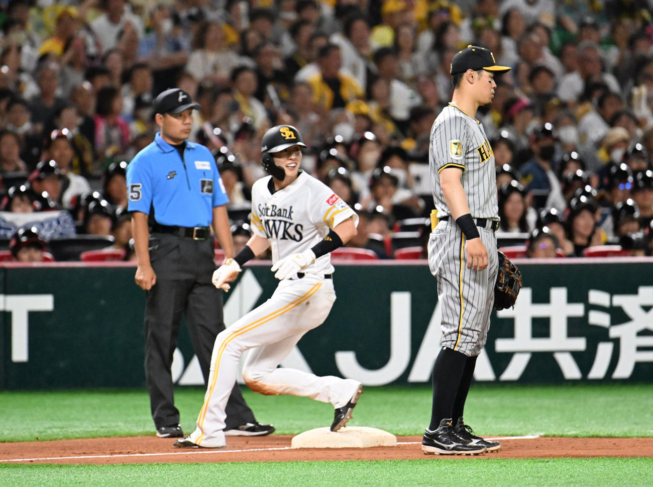 ソフトバンク対阪神　3回裏ソフトバンク1死一塁、周東は二塁盗塁から三塁まで進塁する（撮影・林敢治）