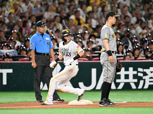 ソフトバンク対阪神　3回裏ソフトバンク1死一塁、周東は二塁盗塁から三塁まで進塁する（撮影・林敢治）