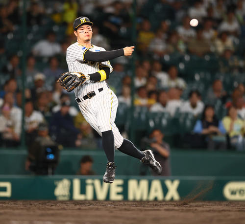18日、三塁線バントを処理しアウトにする阪神佐藤輝明