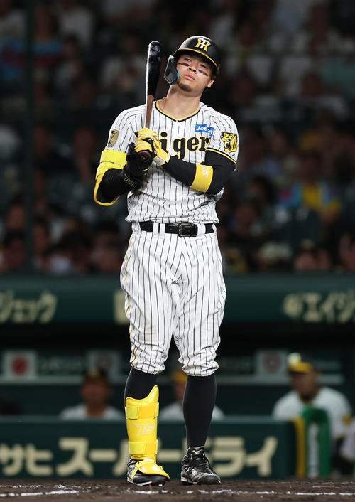 18日、空振り三振に倒れる佐藤輝明