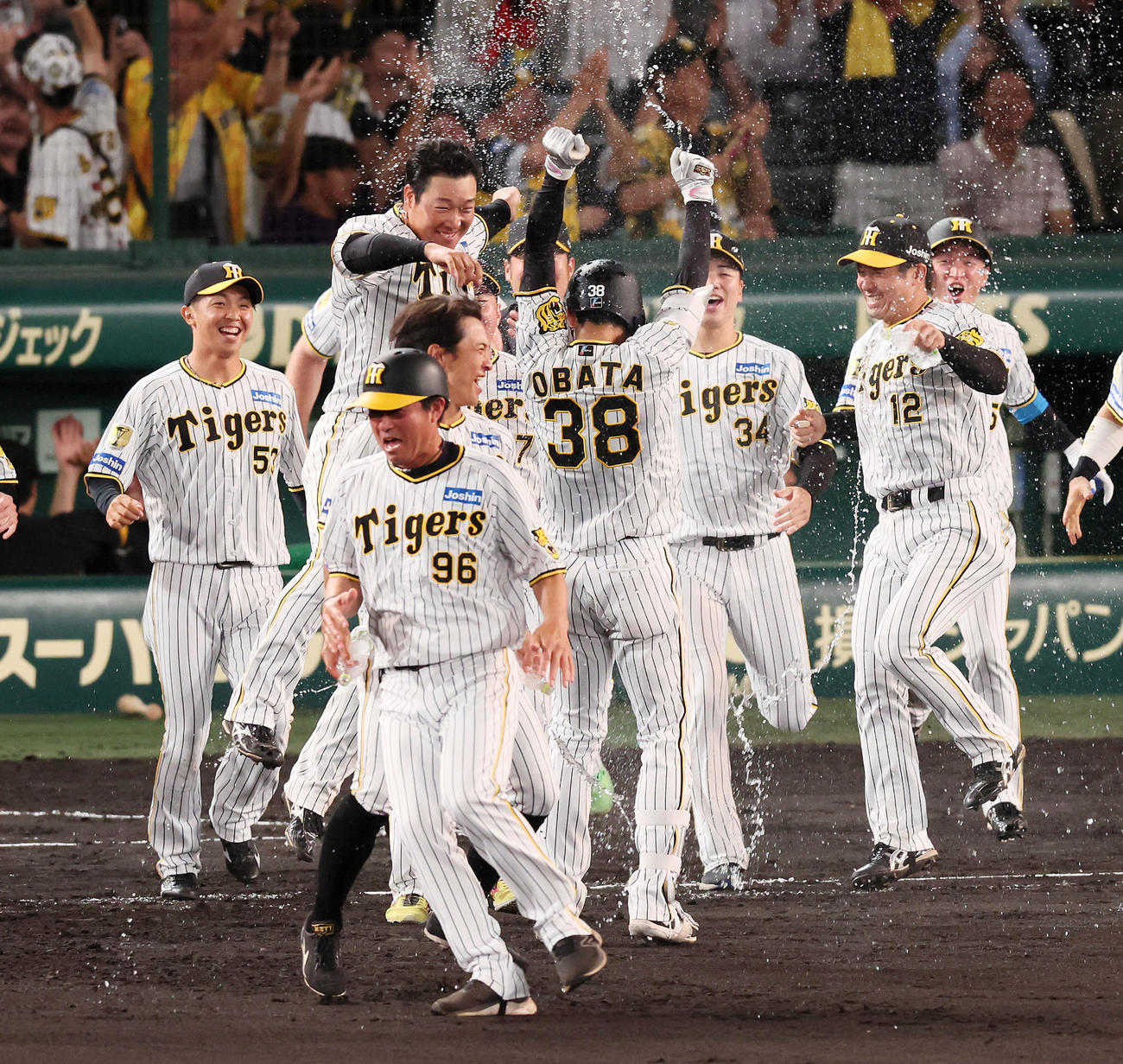 阪神対DeNA 9回裏阪神2死一、二塁、サヨナラ適時打を放った小幡（中央）を祝福する大山（左）ら阪神ナイン（撮影・加藤哉）