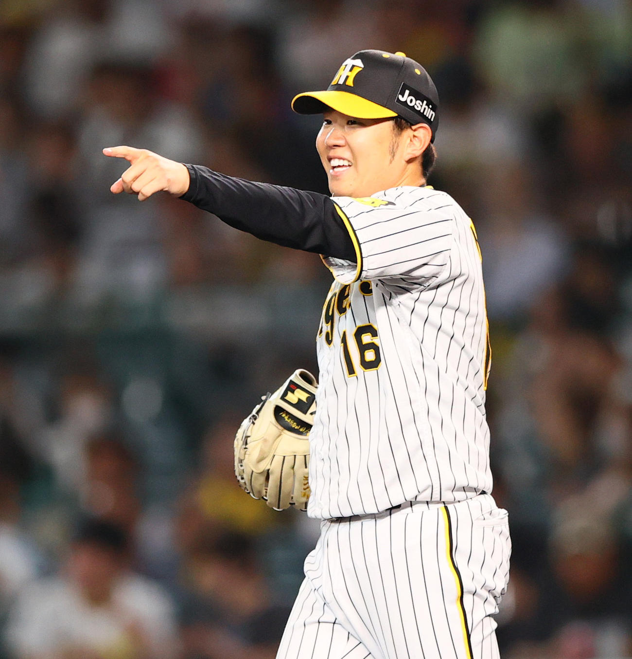 阪神対DeNA 7回表DeNA1死、西勇は山本を三ゴロに仕留め笑顔を見せる（撮影・上山淳一）
