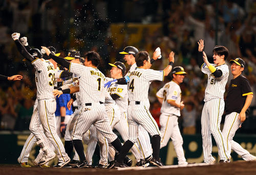 阪神対DeNA 9回裏阪神2死一、二塁、小幡（左）はサヨナラ右前適時打を放ち仲間から祝福される（撮影・上山淳一）