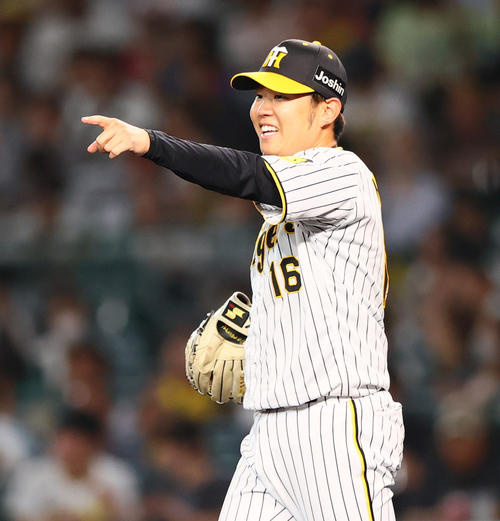 阪神対DeNA 7回表DeNA1死、西勇は山本を三ゴロに仕留め笑顔を見せる（撮影・上山淳一）