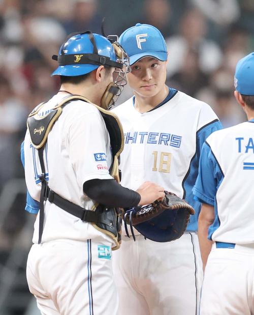 日本ハム対楽天　2回表、マウンドで話す日本ハム清水（左）と山崎（撮影・黒川智章）