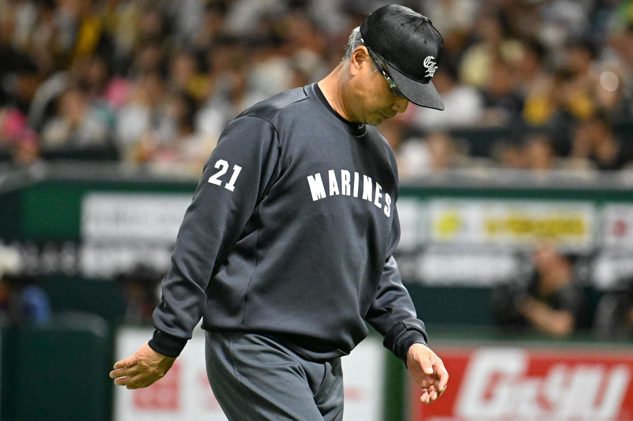 ソフトバンク対ロッテ　8回裏ソフトバンク2死二塁、マウンドを後にする吉井監督（撮影・林敢治）