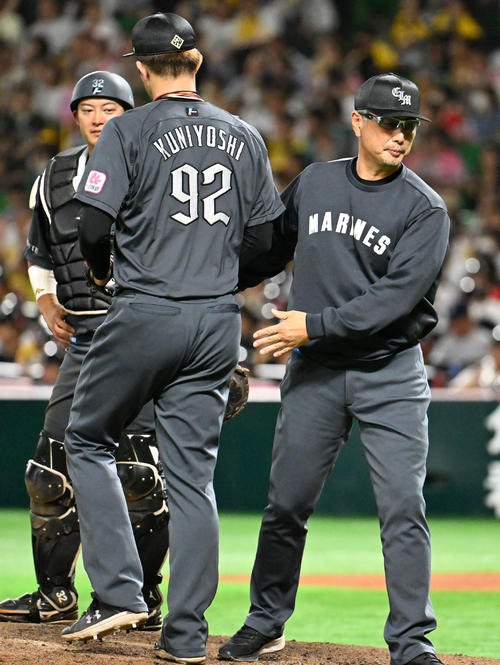 ソフトバンク対ロッテ　8回裏ソフトバンク2死二塁、マウンドを後にする吉井監督（右）（撮影・林敢治）