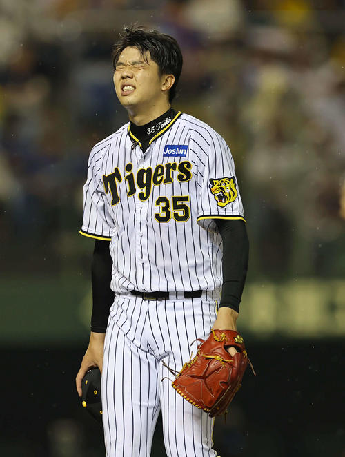 阪神対中日　8回、先制点を許した才木は悔しそうな表情を見せる（撮影・上田博志）