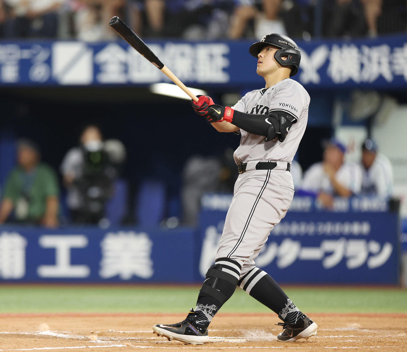 DeNA対巨人　8回表巨人無死一塁、左越え2点本塁打を放つ岡本和（撮影・宮地輝）