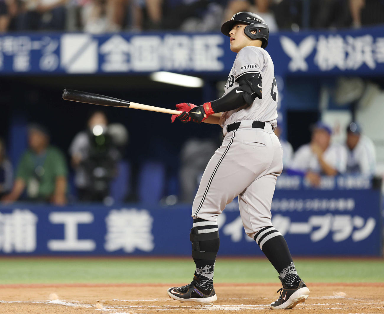 DeNA対巨人　8回表巨人無死一塁、左越え2点本塁打を放つ岡本和（撮影・宮地輝）