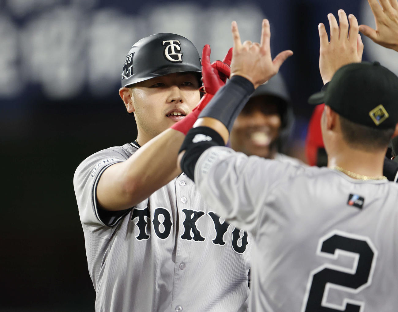 DeNA対巨人　8回表巨人無死一塁、左越え2点本塁打を放った岡本和はポーズをとる（撮影・宮地輝）