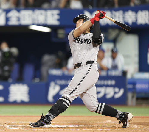 DeNA対巨人　8回表巨人無死一塁、左越え2点本塁打を放つ岡本和（撮影・宮地輝）