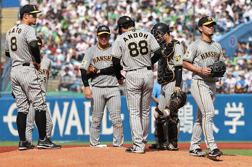 ヤクルト対阪神　3回裏ヤクルト1死満塁、伊藤将（右）長岡に適時打を許し、3回途中5失点で降板（撮影・上田博志）