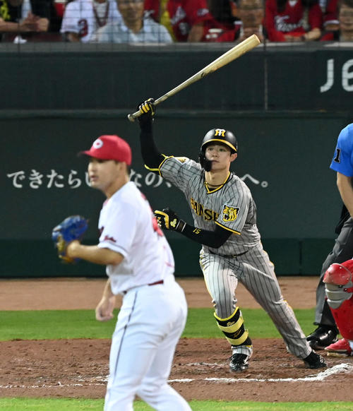 広島対阪神　10回表阪神1死三塁、中野は右前適時打を放つ。投手河野（撮影・前岡正明）