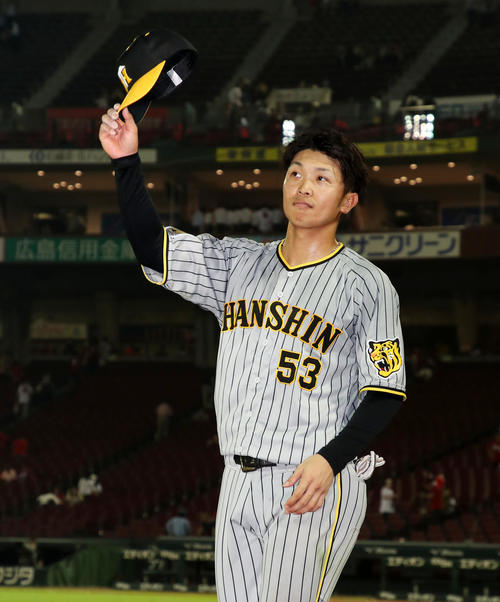 広島対阪神　ヒーローインタビューを終えスタンドに手を振る島田（撮影・加藤哉）