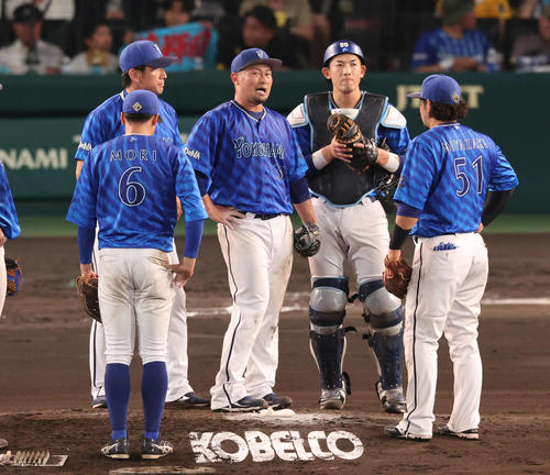 阪神対DeNA 6回裏阪神2死一、三塁、森唯（中央）はピンチを背負い降板する（撮影・宮崎幸一）