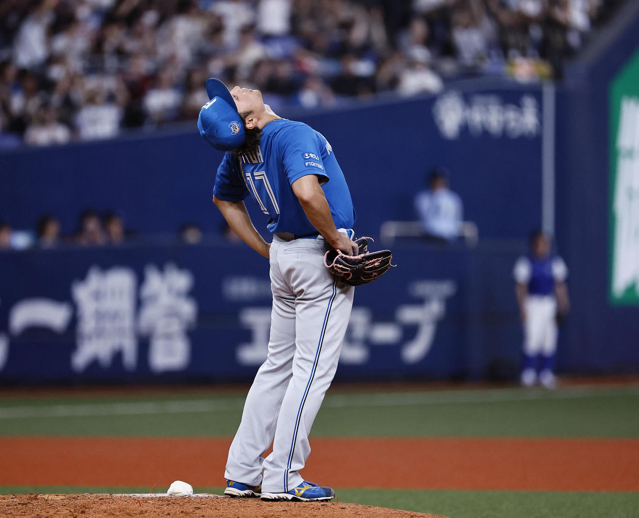 オリックス対日本ハム　6回裏オリックス2死三塁、杉本に勝ち越し2点本塁打を浴び天を仰ぐ伊藤（撮影・藤尾明華）