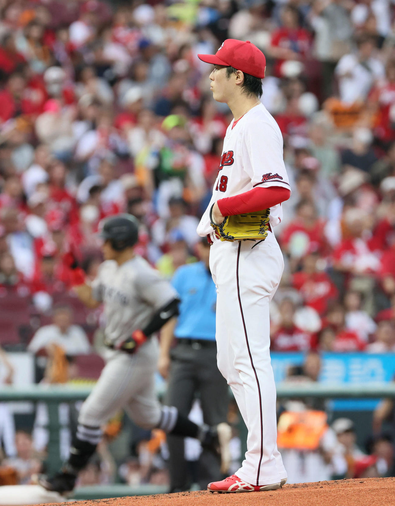 広島対巨人　4回表巨人1死一、三塁、岡本和に右越え3点本塁打を浴びた森下（撮影・加藤孝規）