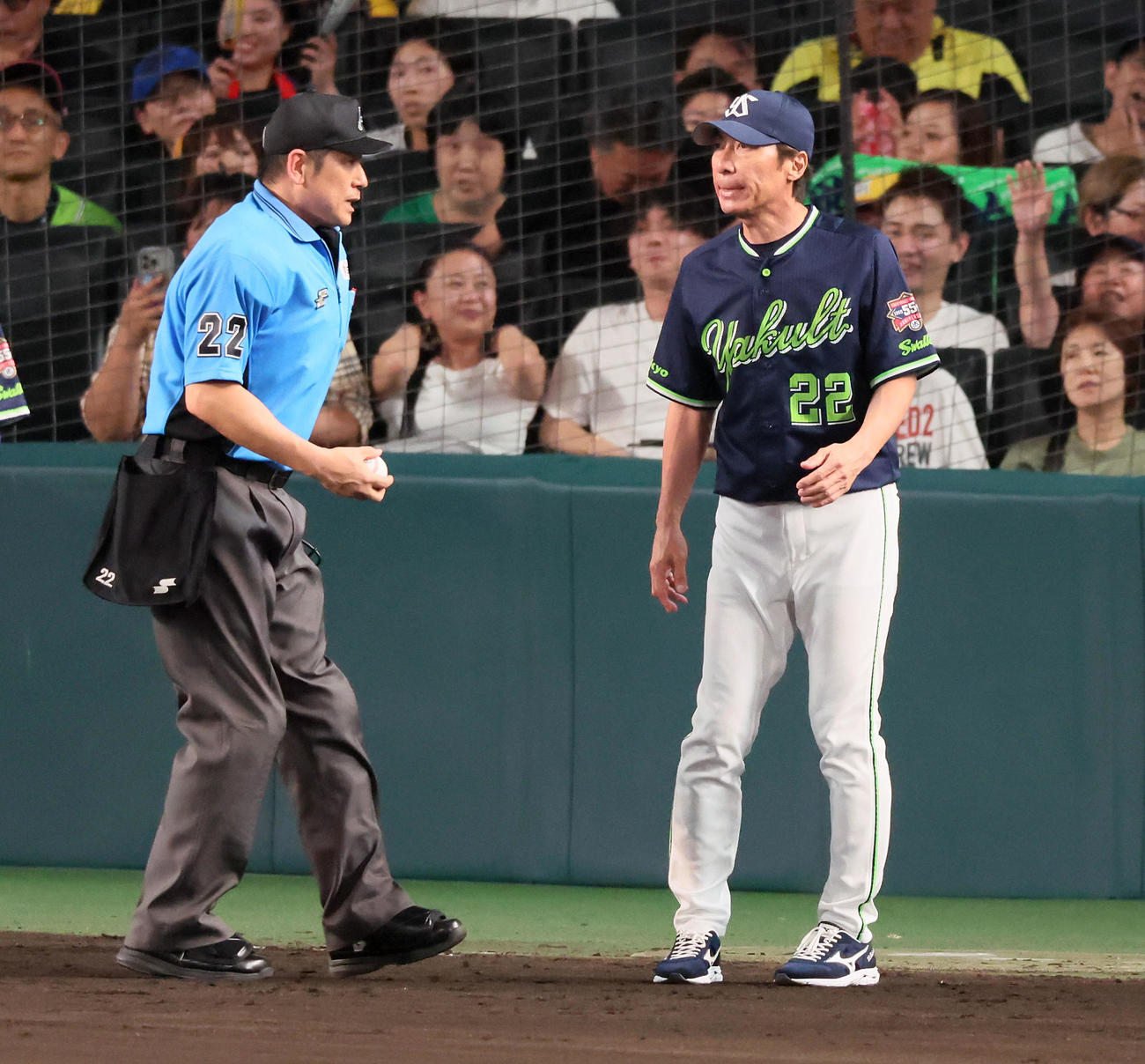 阪神対ヤクルト　6回裏阪神1死一、三塁、高津監督は投手交代を告げる（撮影・加藤哉）