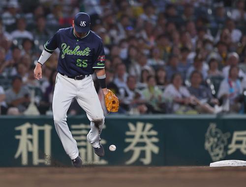 阪神対ヤクルト　4回裏阪神2死一塁、村上は坂本のライン際の打球を見送る（撮影・上田博志）