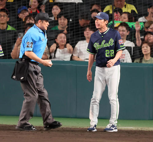 阪神対ヤクルト　6回裏阪神1死一、三塁、高津監督は投手交代を告げる（撮影・加藤哉）