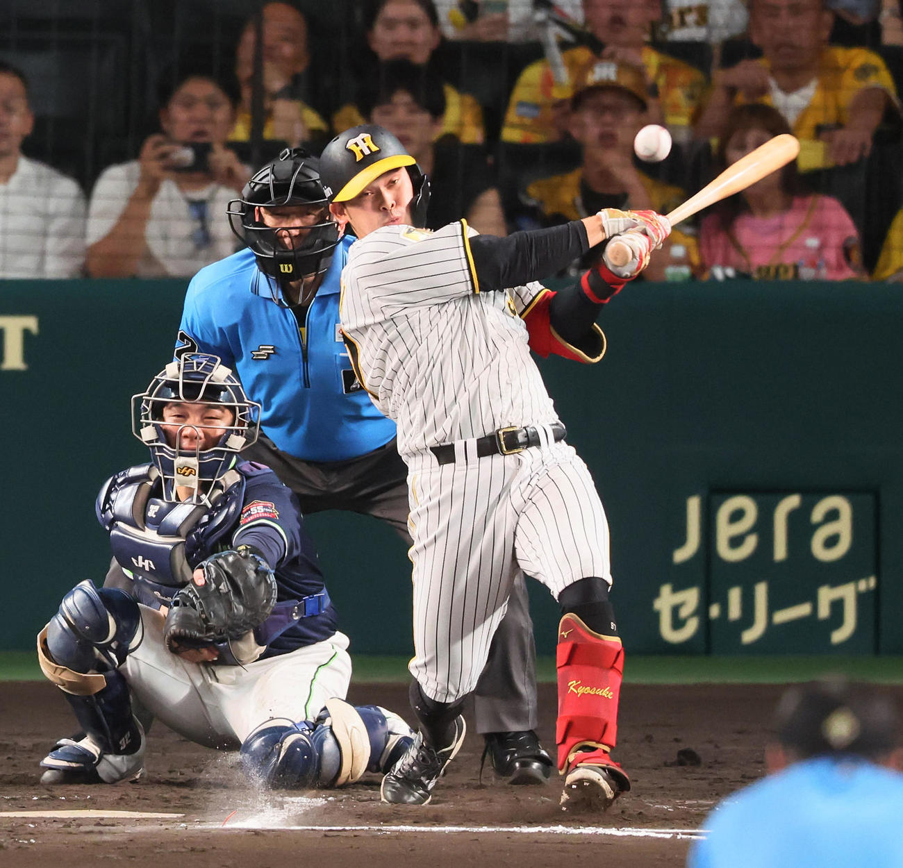 阪神対ヤクルト　6回裏阪神1死一、三塁、野口は遊ゴロを打って打点を挙げる（撮影・加藤哉）