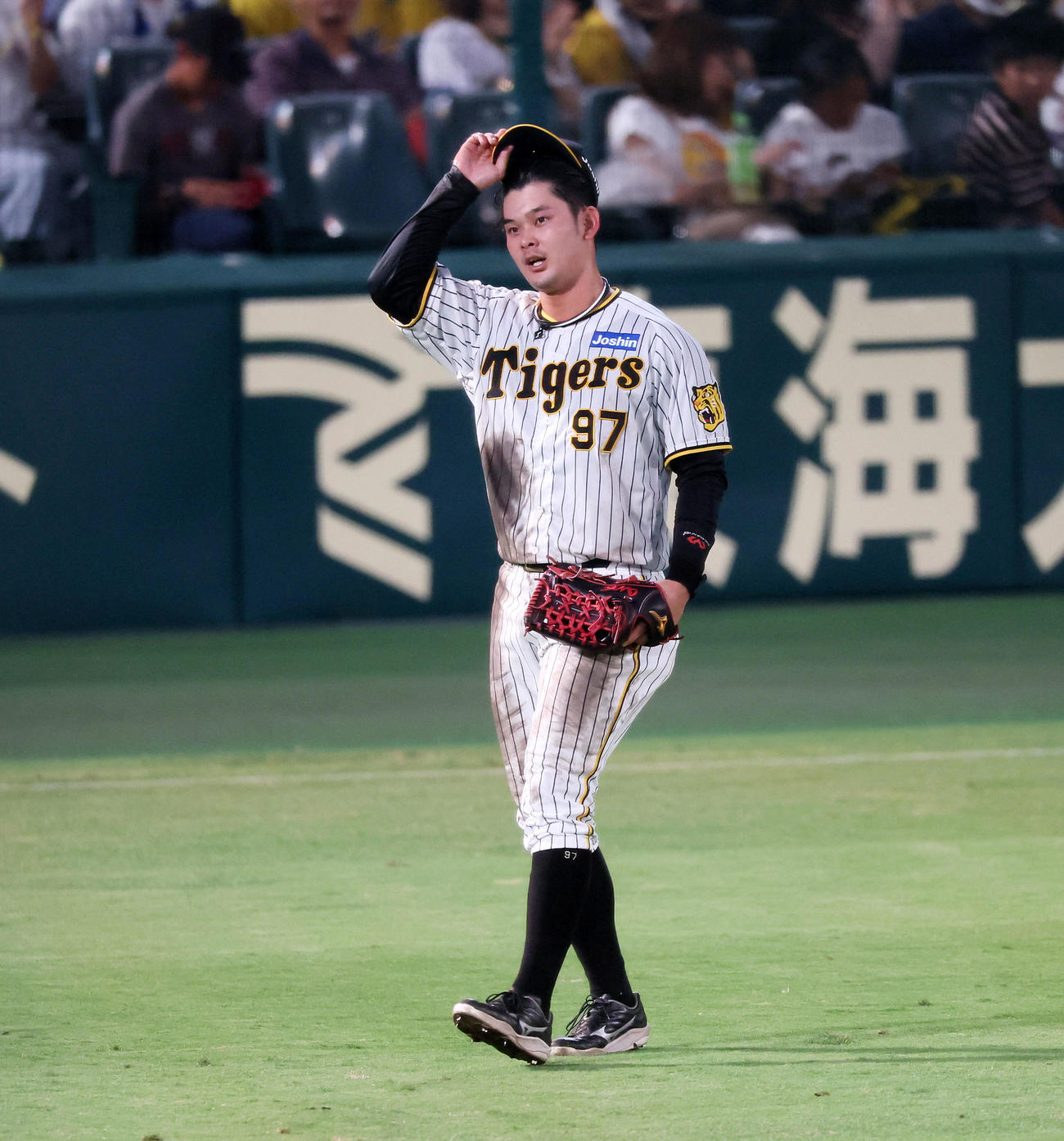 阪神対ヤクルト　5回表、前の回に適時打を放った野口はスタンドへあいさつする（撮影・加藤哉）