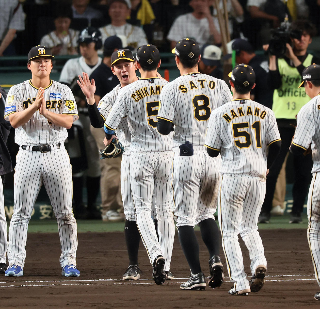 阪神対ヤクルト　ヤクルトに連勝しナインを出迎える野口（撮影・加藤哉）