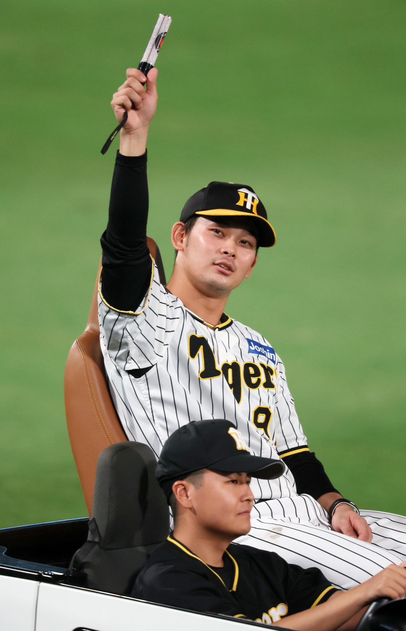 阪神対ヤクルト　リリーフカーで場内1周する野口（撮影・加藤哉）