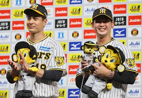 阪神対ヤクルト　ヒーローインタビューで笑顔を見せる野口（右）と大竹（撮影・上田博志）