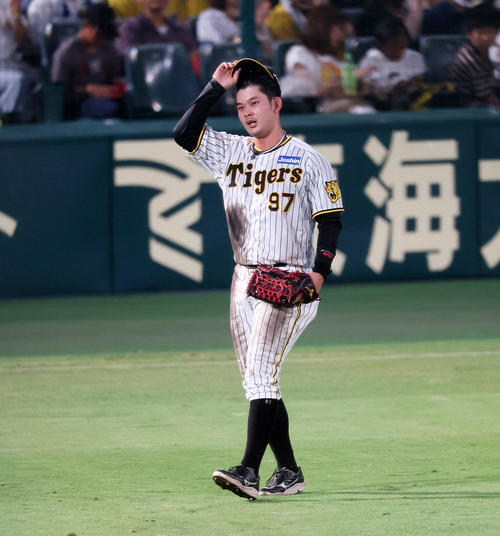 阪神対ヤクルト　5回表、前の回に適時打を放った野口はスタンドへあいさつする（撮影・加藤哉）