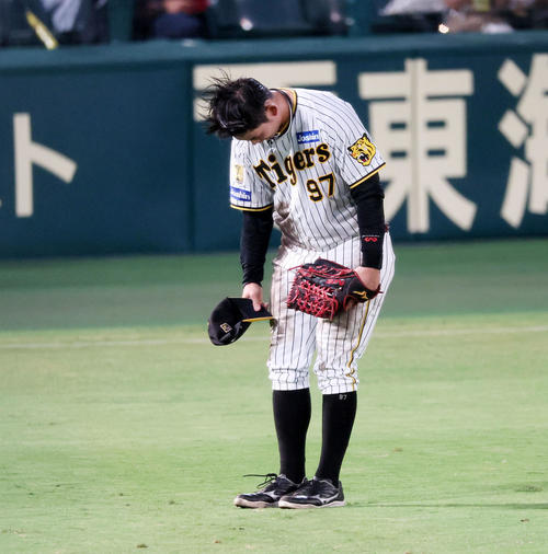 阪神対ヤクルト　5回表、前の回に適時打を放った野口はスタンドへあいさつする（撮影・加藤哉）