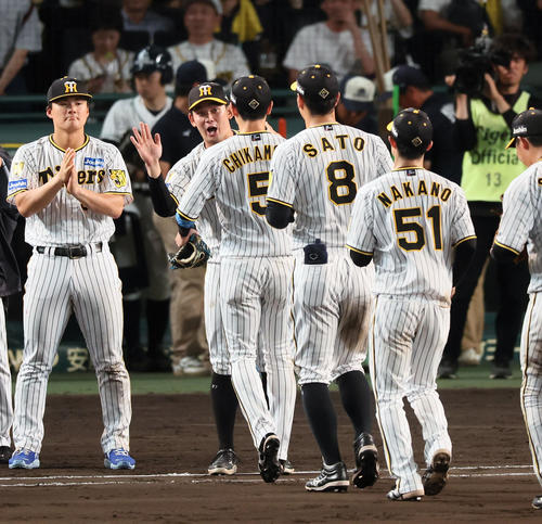 阪神対ヤクルト　ヤクルトに連勝しナインを出迎える野口（撮影・加藤哉）