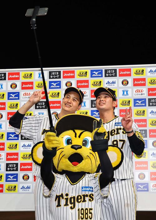 阪神対ヤクルト　トラッキーと記念撮影をする大竹（左）と野口（撮影・上田博志）